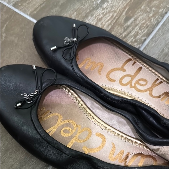 Black Flats with Rounded Toe and Sleek Design 7.5W - Picture 10 of 11